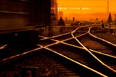 Gün batımında konteynırla birlikte kargo treni platformu
