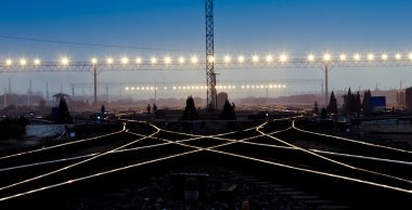 Gün batımında konteynırla birlikte kargo treni platformu