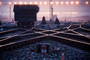 Gün batımında konteynırla birlikte kargo treni platformu