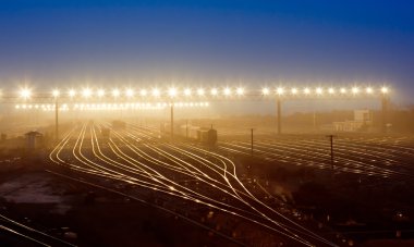 Gün batımında konteynırla birlikte kargo treni platformu