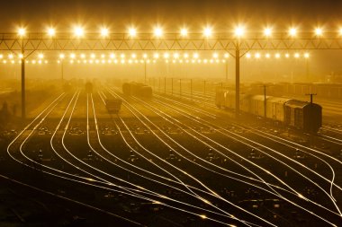 Gün batımında konteynırla birlikte kargo treni platformu