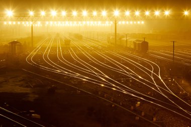 yük treni alan gecenin perdesi altında,