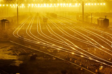 yük treni alan gecenin perdesi altında,