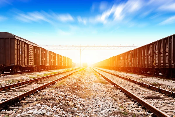 Carriles bajo el fondo del cielo —  Fotos de Stock