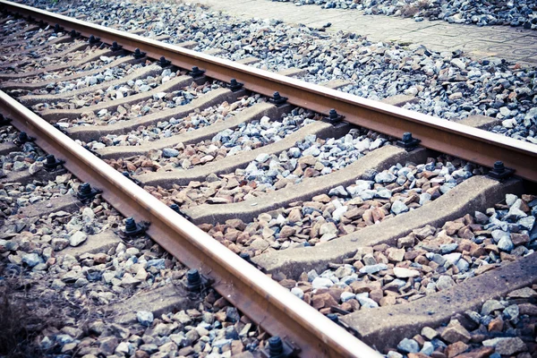 Järnväg i dimma på station, utomhuslandskap — Stockfoto