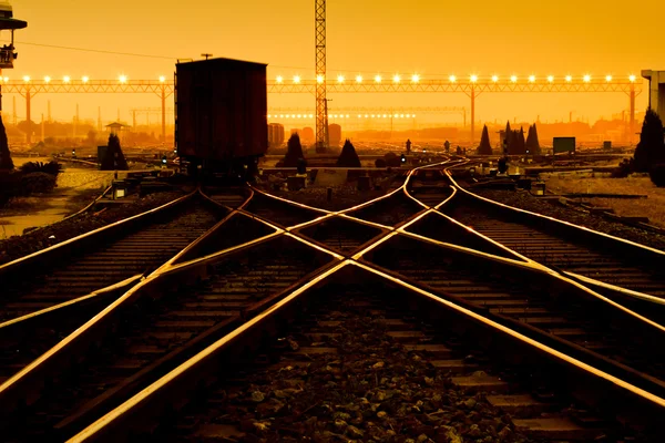 Plataforma de trem de carga ao pôr do sol com contêiner — Fotografia de Stock