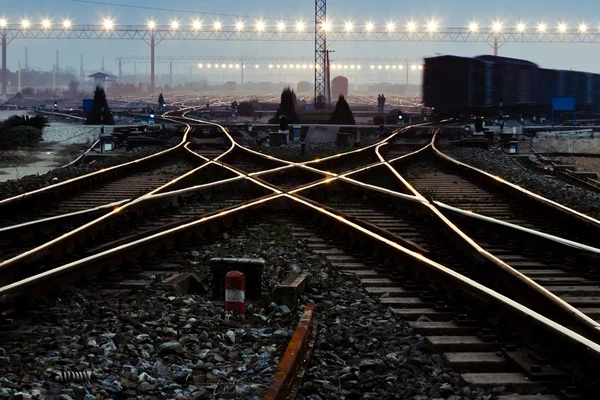 Вантажна залізнична платформа на заході сонця з контейнером — стокове фото