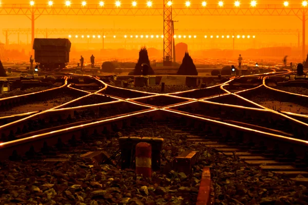 Plataforma de trem de carga ao pôr do sol com contêiner — Fotografia de Stock