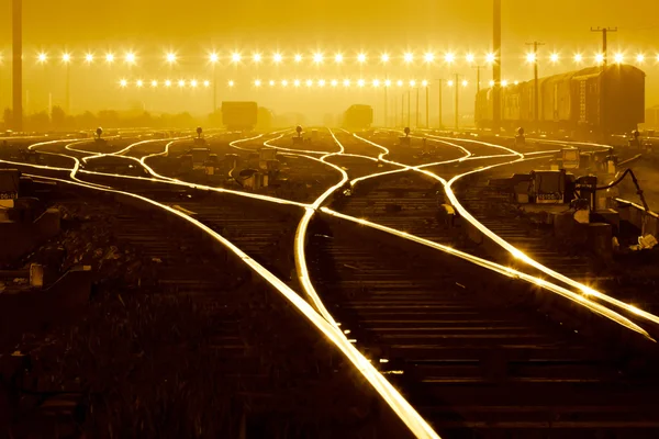 yük treni alan gecenin perdesi altında,