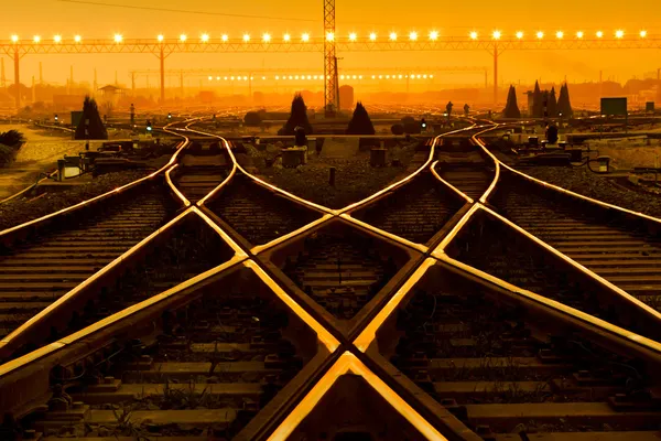 コンテナと日没時の貨物列車のプラットフォーム ロイヤリティフリーのストック画像