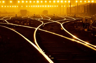 yük treni alan gecenin perdesi altında,