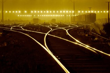 yük treni alan gecenin perdesi altında,