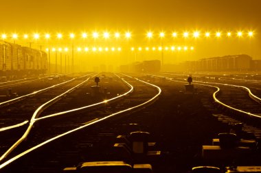 yük treni alan gecenin perdesi altında,