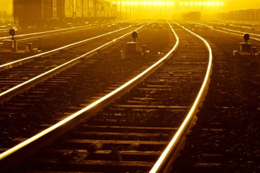 Gün batımında konteynırla birlikte kargo treni platformu