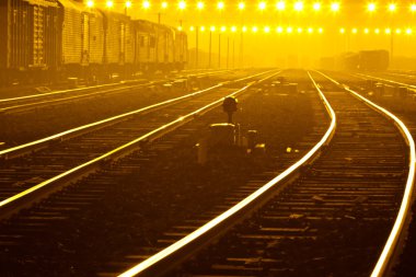 Gün batımında konteynırla birlikte kargo treni platformu