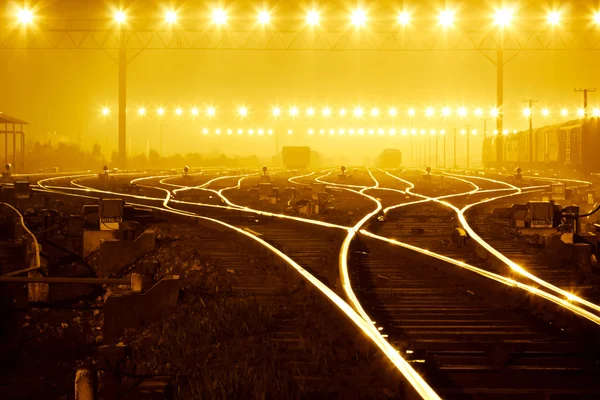 Грузовое железнодорожное поле под занавесом ночи , — стоковое фото