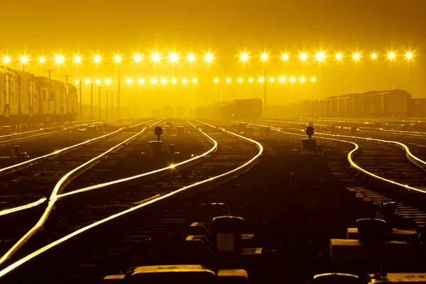 Nákladní vlak pole za závěsem v noci, — Stock fotografie