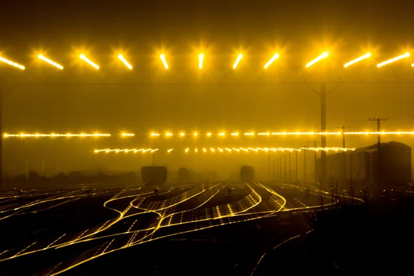 Plataforma de trem de carga ao pôr do sol com contêiner — Fotografia de Stock