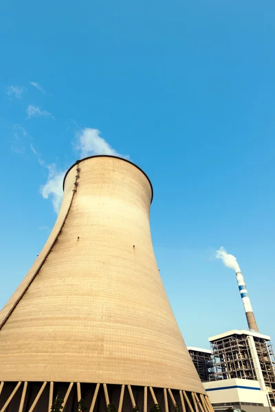 Kühlturm im Atomkraftwerk — Stockfoto