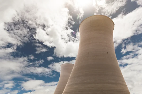 Охолоджувальна вежа на атомній електростанції — стокове фото