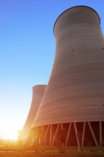 Torre de arrefecimento na central nuclear — Fotografia de Stock