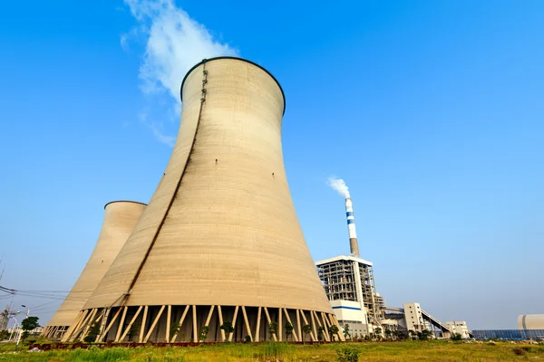 Torre de arrefecimento na central nuclear — Fotografia de Stock