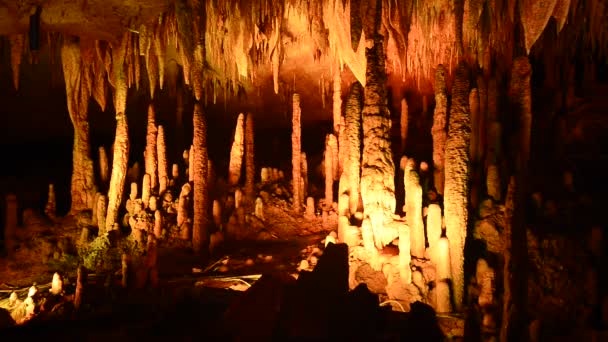 Formación de rocas dentro de una cueva — Vídeo de stock