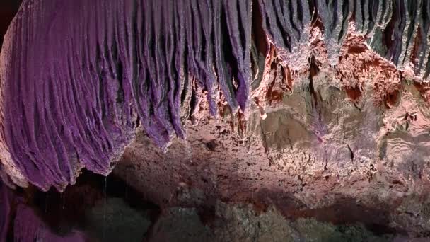 Формирование скал внутри пещеры — стоковое видео