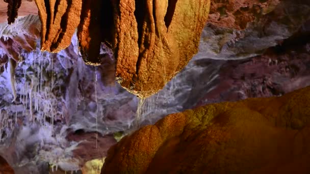 Формирование скал внутри пещеры — стоковое видео
