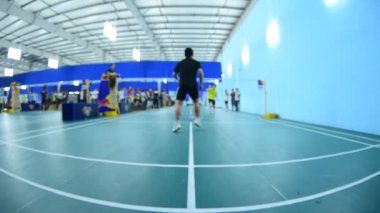 badminton kortu oyuncularla rekabet içinde kapalı.