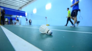 badminton kortu oyuncularla rekabet içinde kapalı.