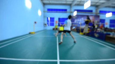 badminton kortu oyuncularla rekabet içinde kapalı.