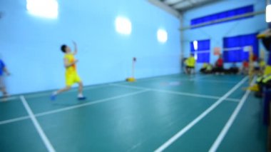 badminton kortu oyuncularla rekabet içinde kapalı.