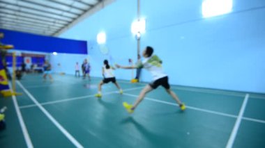 badminton kortu oyuncularla rekabet içinde kapalı.