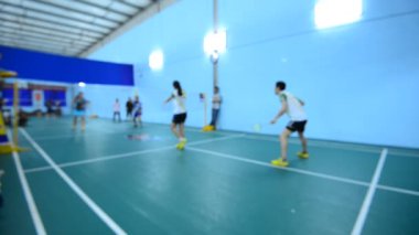 badminton kortu oyuncularla rekabet içinde kapalı.