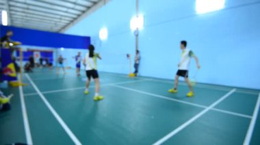 badminton kortu oyuncularla rekabet içinde kapalı.