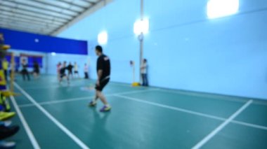 badminton kortu oyuncularla rekabet içinde kapalı.