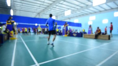 badminton kortu oyuncularla rekabet içinde kapalı.