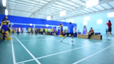 badminton kortu oyuncularla rekabet içinde kapalı.