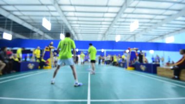 badminton kortu oyuncularla rekabet içinde kapalı.