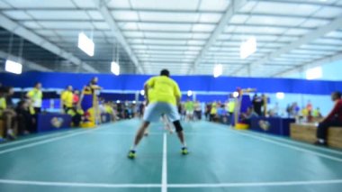 badminton kortu oyuncularla rekabet içinde kapalı.