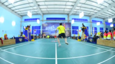 badminton kortu oyuncularla rekabet içinde kapalı.