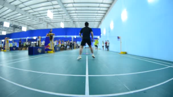 Canchas de bádminton con jugadores compitiendo en indoor . — Vídeos de Stock