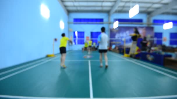 Campi da badminton con giocatori che competono in indoor . — Video Stock