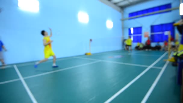 Terenuri de badminton cu jucători care concurează în interior . — Videoclip de stoc
