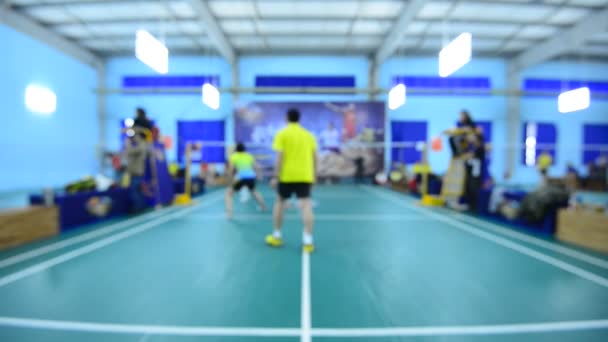 Terrains de badminton avec des joueurs en compétition en salle . — Video