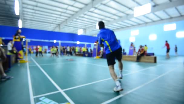 Badmintonbanor med spelare som tävlar i inomhus. — Stockvideo