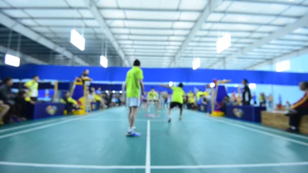 Canchas de bádminton con jugadores compitiendo en indoor . — Vídeos de Stock