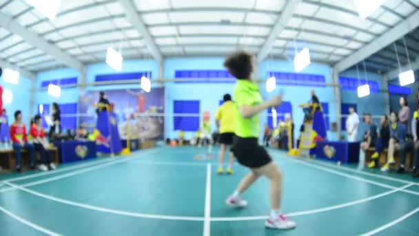 Badminton kortu oyuncularla rekabet içinde kapalı. — Stok video