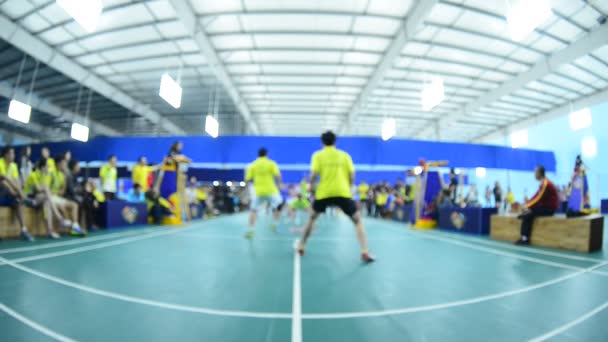 Badminton kortu oyuncularla rekabet içinde kapalı. — Stok video